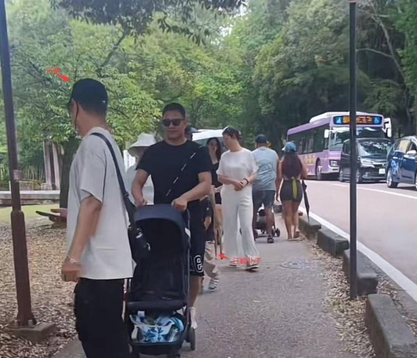 配资吧官网 配资 汪峰携新欢全家游日本，两家人相处融洽细节暴露关系